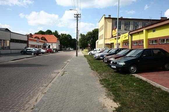 Klienci, którzy nie mogą zaparkować przed Biedronką, parkują przy sklepie Milea.