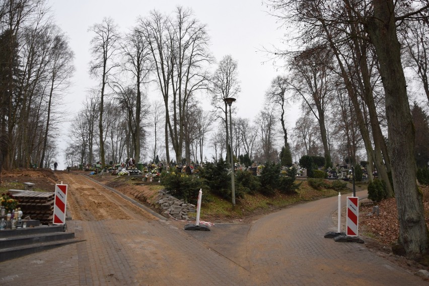 Budują kolejną alejkę na cmentarzu komunalnym w Miastku