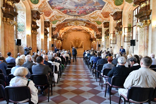 Jubileuszowe 500. posiedzenie wrocławskiego Klubu Spotkanie i Dialog odbyło się w sali Oratorium Marianum UWr.