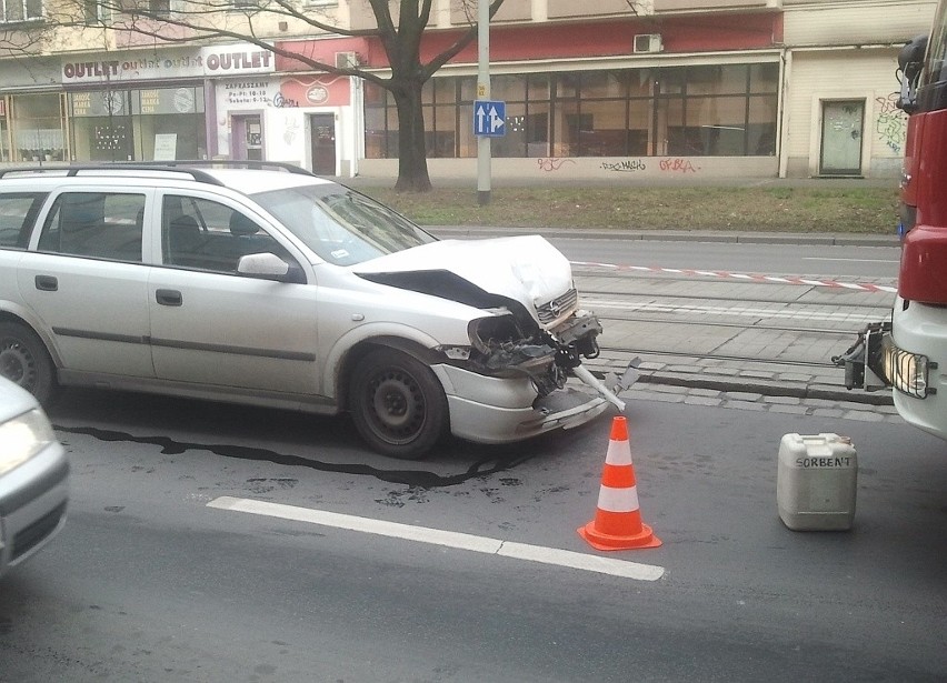 Wrocław: Wypadek na Piłsudskiego. Zderzyły się trzy samochody (ZDJĘCIA)