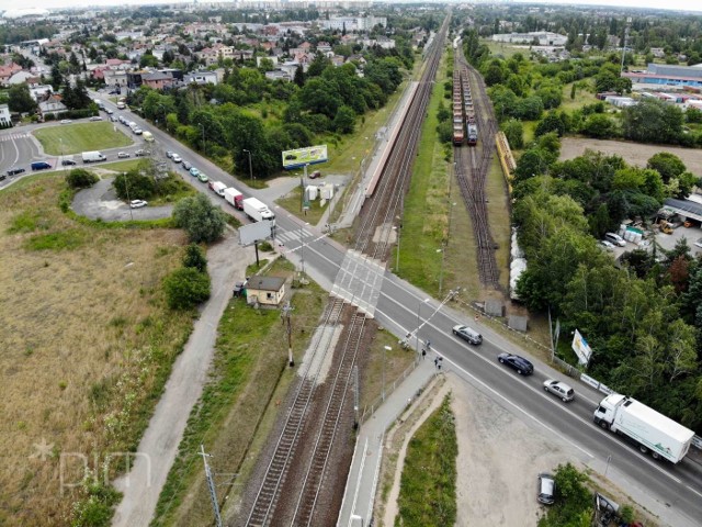 Przez te tory kolejowe w ciągu doby przejeżdża ok. 10 tys. pojazdów, a przejazd jest zamykany średnio co 15 minut