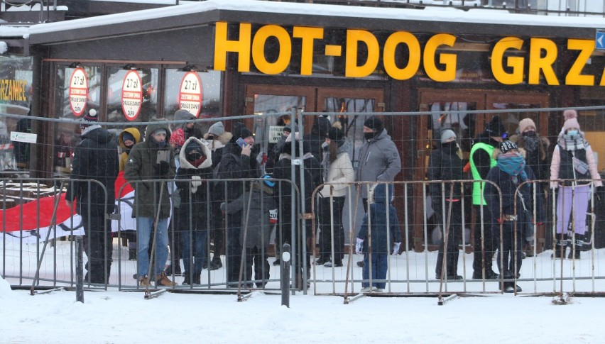 Kibice przed Wielką Krokwią podczas piątkowych (12.02)...