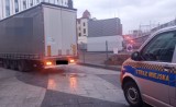 W Katowicach kierowca ciągnika siodłowego jechał pod prąd, kierując się nawigacją. Obywatel Uzbekistanu zablokował ruch w centrum miasta