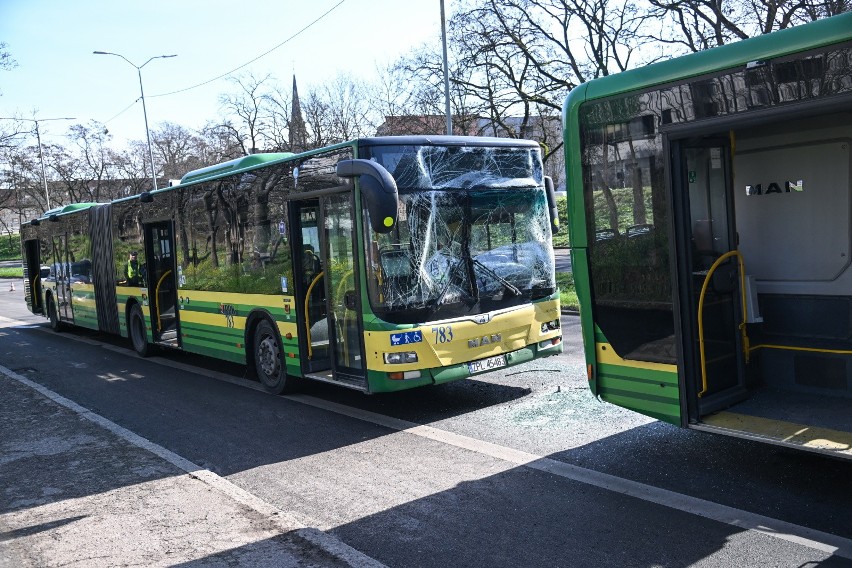 Zderzenie dwóch autobusów 107 i 101