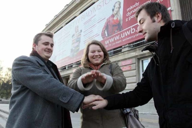 W ramach protestu wystawimy na licytację Uniwersytet w Białymstoku. To ma być symbol komercjalizacji studiów &#8211; mówi Wojciech Kobyliński, sekretarz Demokratycznego Zrzeszenia Studentów (z prawej). W środku Karolina Aleksiejuk, z lewej Michał Możarowski.