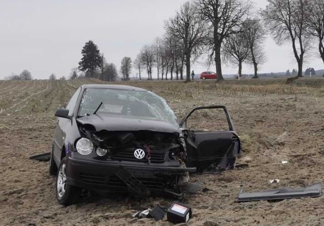 W niedzielę wczesnym rankiem policjanci pracowali na miejscu wypadku drogowego, do którego doszło na drodze wojewódzkiej między Drygałami a Pogorzelą Wielką w gminie Biała Piska. Zdarzenie miało miejsce najprawdopodobniej w nocy.