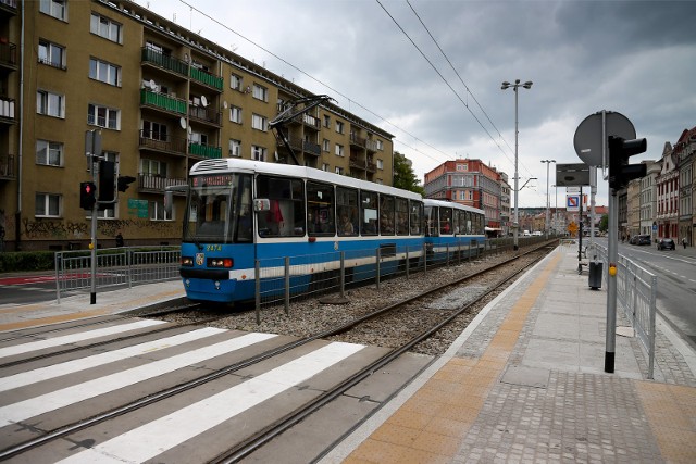 Wrocławskie MPK informuje, że od poniedziałku wprowadza zmiany w zatrzymywaniu się tramwajów na podwójnych przystankach. Zostają one wprowadzone na wniosek środowisk osób niepełnosprawnych (poruszających się na wózkach i niewidomych). Dodatkowo przewoźnik wprowadza też nowe ułatwienia dla pasażerów autobusów. Sprawdź szczegóły na kolejnych slajdach