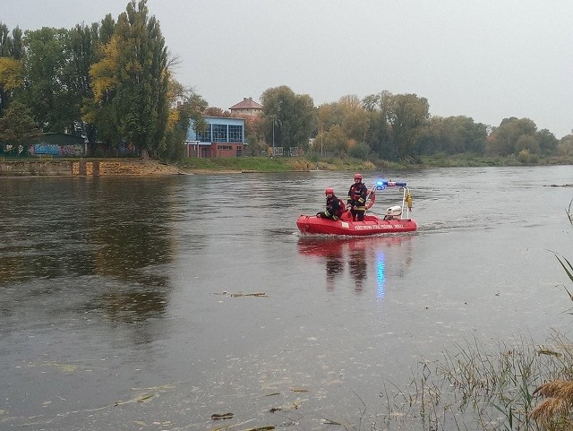 Trwają poszukiwania człowieka, który według relacji świadków miał skoczyć z Mostu Staromiejskiego do Warty.