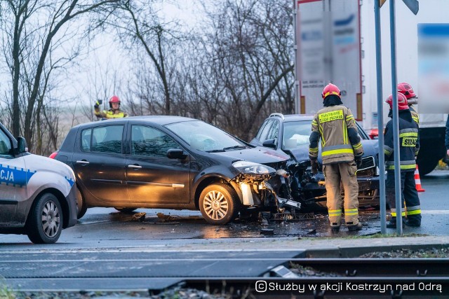 Do groźnej kolizji doszło w czwartek, 13 stycznia, na skrzyżowaniu ul. Gorzowskiej i Północnej w Kostrzynie nad Odrą. Zderzyły się dwa samochody osobowe. Jeden z kierowców wymusił pierwszeństwo.Kolizja miała miejsce około godziny dziewiątej rano. Brały w niej udział dwa samochody osobowe: audi i renault. - Doszło tu do wymuszenia pierwszeństwa. Sprawca kolizji otrzymał mandat w wysokości 1,5 tys. zł - mówi podinsp. Grzegorz Jaroszewicz, oficer prasowy Komendy Miejskiej Policji w Gorzowie Wlkp.Na szczęście w zderzeniu dwóch aut skończyło się jedynie na uszkodzonych pojazdach. Osoby podróżujące samochodami nie odniosły żadnych poważniejszych obrażeń. Na miejsce przyjechał patrol policji, pogotowie i dwa zastępy straży pożarnej. Miejsce, w którym doszło do kolizji, jest jednym z najniebezpieczniejszych skrzyżowań w Kostrzynie nad Odrą. Regularnie dochodzi tu do wypadków i kolizji. Zdjęcia z miejsca zdarzenia publikujemy dzięki uprzejmości profilu facebookowego Służby w akcji Kostrzyn nad Odrą.Wideo: Ulewa w Kostrzynie. Ulice zamieniły się w rwące potoki. Niektóre były nieprzejezdne. Woda zalała garaże i piwnice