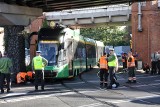 W Poznaniu wykoleił się tramwaj. Uruchomiono komunikację zastępczą. Zobacz zdjęcia