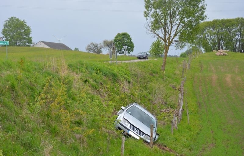 Okrągłe. 30-latka straciła panowanie nad autem i wjechała do rowu (zdjęcia)