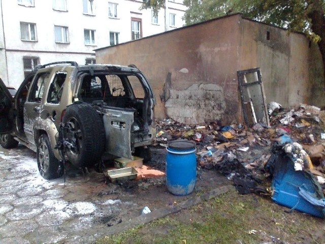 Strażacy przypuszczają, że ktoś podpalił plastikowe kontenery stojące przy ulicy Żeromskiego w Kielcach. Od śmietników zapaliło się zaparkowane obok nich auto.