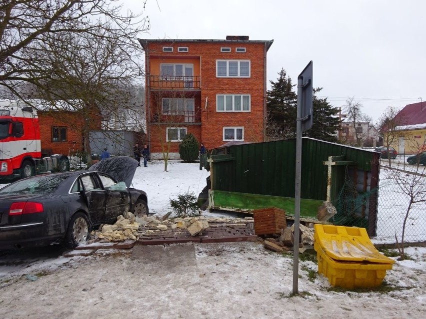 Wypadek w Wólce Bałtowskiej. Auto staranowało przystanek (ZDJĘCIA)