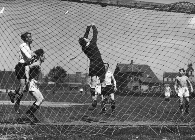 1939, stadion Garbarni. Mecz Garbarnia Kraków - Warta...