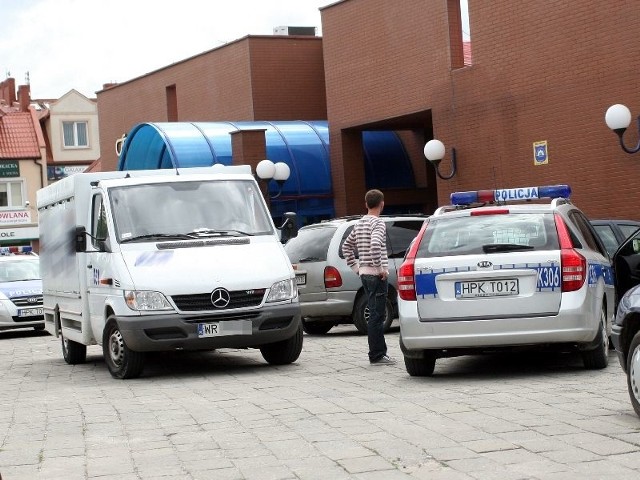 Na miejscu wypadku pracowali policjanci, przesłuchując świadków i zabezpieczając ślady.