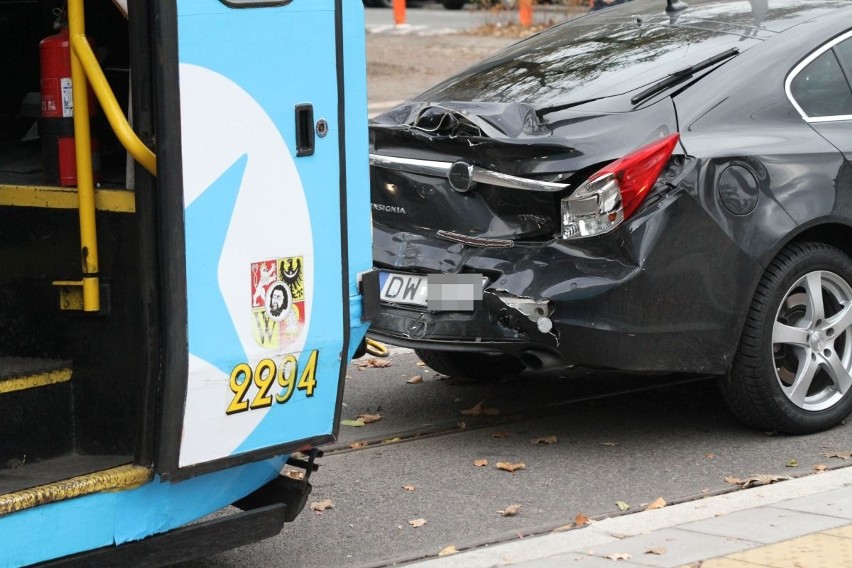 Wypadek tramwaju i dwóch aut na Nowowiejskiej