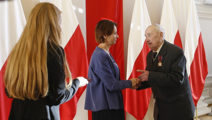 W urzędzie wojewódzkim wręczono odznaczenia przyznane przez...