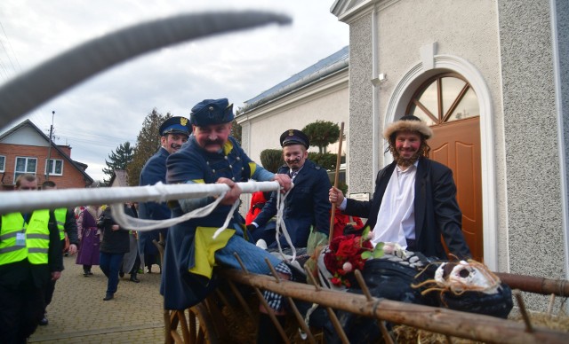 W ostatni wtorek karnawału tłumy mieszkańc&oacute;w i gości oglądały w Jedlińsku widowisko Ścięcie Śmierci, i bawiło się przy muzyce kapel ludowych.  Na ulice wyszedł korow&oacute;d barwnych postaci, były to na przykład: diabły, baby, cyganki, rybacy, krakowianki i wiele innych a potem odbył się sąd nad Śmiercią. Jak co roku odbył się r&oacute;wnież jarmark wyrob&oacute;w ludowych i inne atrakcje. Publiczność bawiła się doskonale.