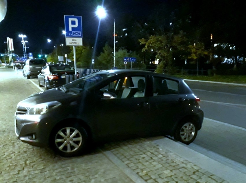 Samochód zawisł na schodach przy hotelu Hilton 20.10.2021