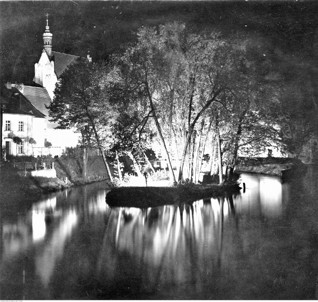 Tak prezentowały się wyspa św. Barbary, bydgoska fara i sąsiednie budynki podczas iluminacji w 1935 roku