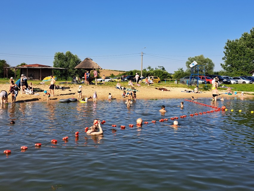 Kąpielisko nad zalewem w Radzanowie w sobotę 15 lipca. Sporo ludzi przyszło szukać ochłody w upalny dzień. Zobacz zdjęcia