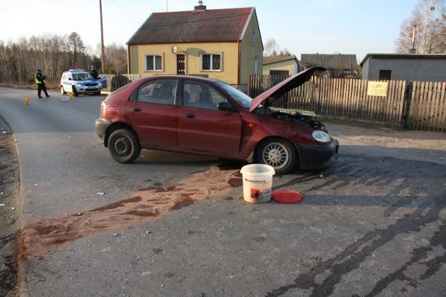 Obrażenia odniosła kierująca daewoo oraz pasażer pojazdu.