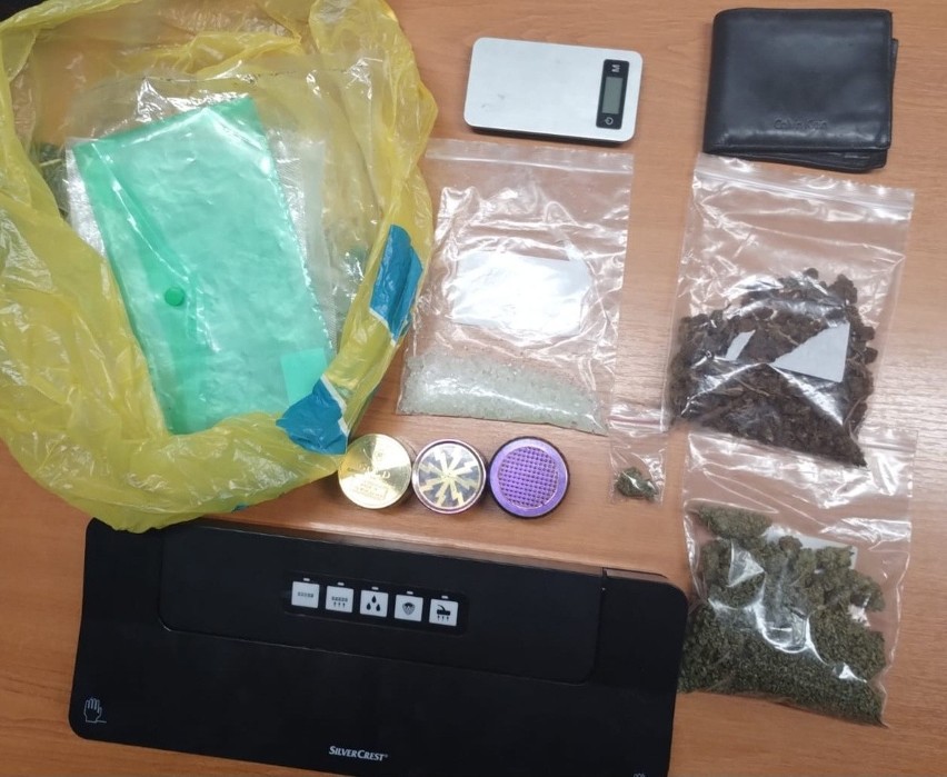 Policjanci znaleźli przy nastolatku 100 gramów narkotyków.