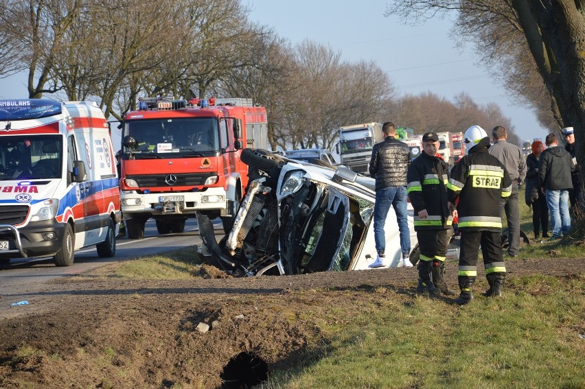 Wypadek pod Kłobuczynem. Bus pełen dzieci wpadł do rowu [ZDJĘCIA]