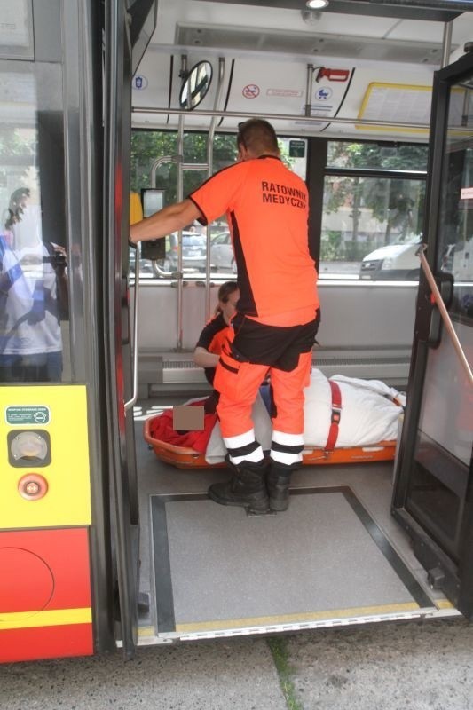 Otyła pacjentka nie zmieściła się do karetki. Z mieszkania wyciągali ją strażacy, do szpitala zawiózł autobus [ZDJĘCIA]