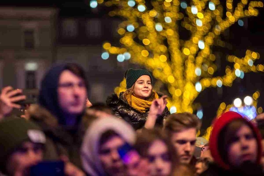 Sylwester w Krakowie 2018 na Rynku Głównym. Tak bawiono się na koncercie KAMP! 