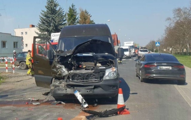 Do wypadku doszło w czwartek, 4 kwietnia, na skrzyżowaniu ul. Odrzańskiej z ul. Leśną. Kierujący mercedesem busem uderzył tył hyundaia, a ten w kolejne dwa samochody. Trzy osoby trafiły do szpitala.Kierujący mercedesem busem firmy kurierskiej jechał ul. Odrzańską. Wtedy uderzył w tył hyundaia, który wpadł na suzuki. Pchnięte suzuki uderzyło w tył renault, którego kierująca skręcała z drogi w lewo.Na miejsce wypadku przyjechały służby ratunkowe – Do szpitala zostały przewiezione trzy osoby – informuje podinsp. Małgorzata Stanisławska, rzeczniczka zielonogórskiej policji.Zobacz wideo: Jak udzielać pierwszej pomocy ofiarom wypadków