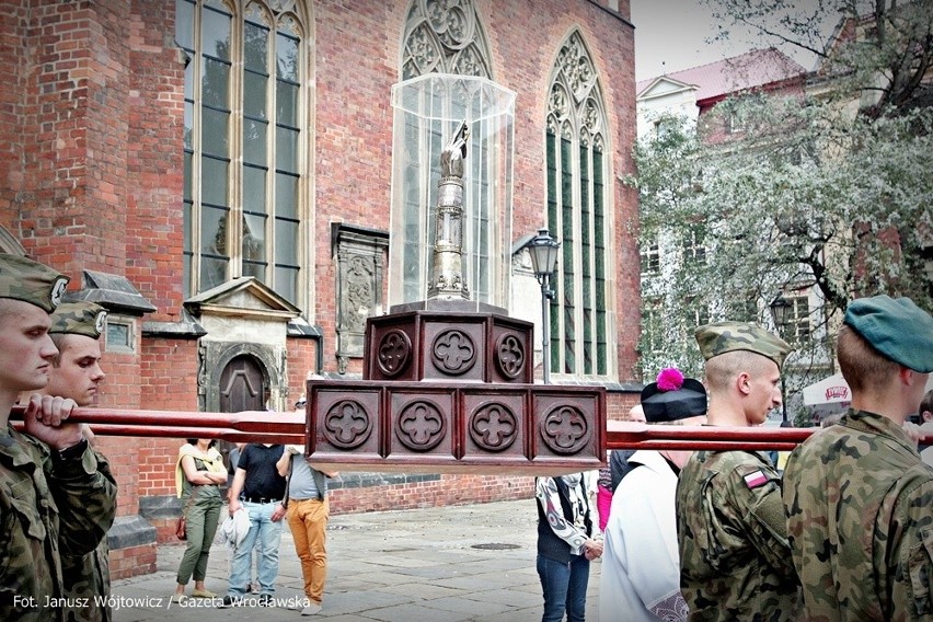 Przez Wrocław przeszła procesja z relikwiami św. Doroty i św. Stanisława (ZDJĘCIA)