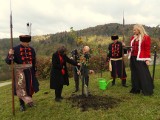 Muszyna. Poznali się w sanatorium "Korona", dwa lata temu wzięli ślub. Teraz wrócili do uzdrowiska, by zasadzić drzewko miłości w ogrodach