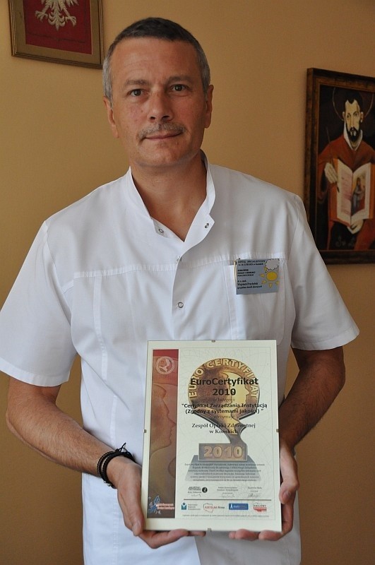 Dyrektor koneckiego szpitala Wojciech Przybylski z europejskim certyfikatem.