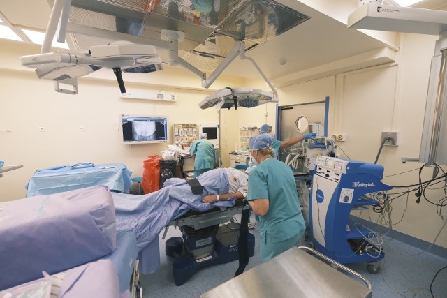 W piątek poznańscy lekarze szpitala przy ul. Szwajcarskiej wykonali innowacyjną operację wstawienia endoprotezy stawu biodrowego metodą DAA trzem pacjentom. Zobacz zdjęcia -->