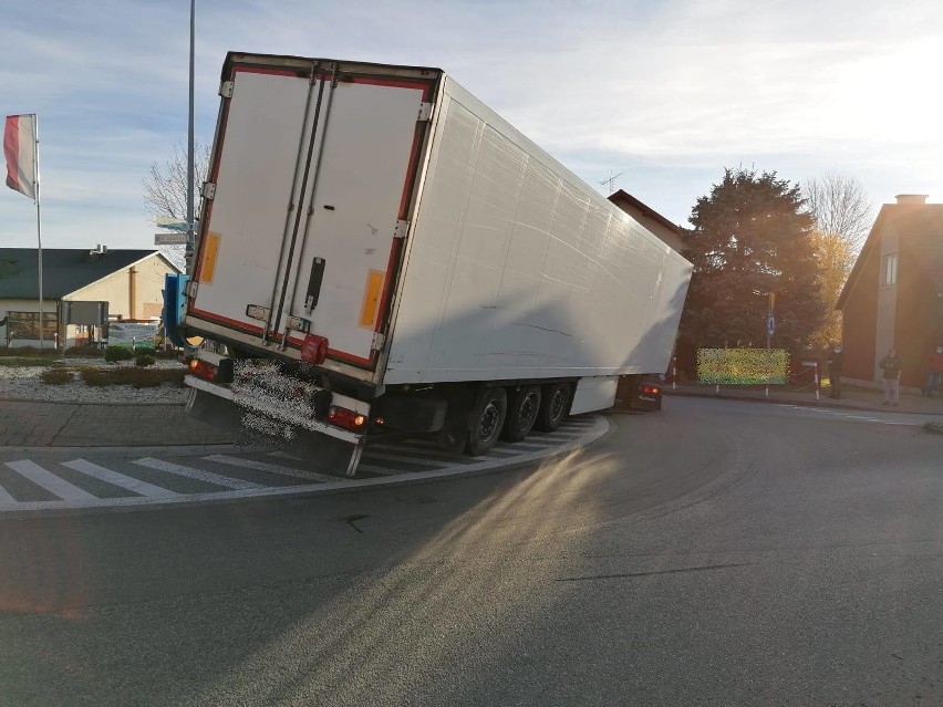 Ciężarówka niefortunnie utknęła na rondzie w Lisiej Górze i...