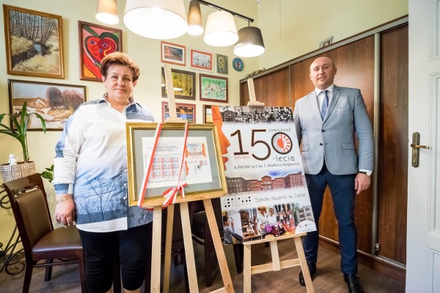 Poczta Polska zaprezentowała walory filatelistyczne wydane z okazji 150-lecia ośrodka Braille'a. Na zdj. dyrektor K-PSOSW Małgorzata Szczepanek i dyrektor Poczty Polskiej w Bydgoszczy Karol Górski.