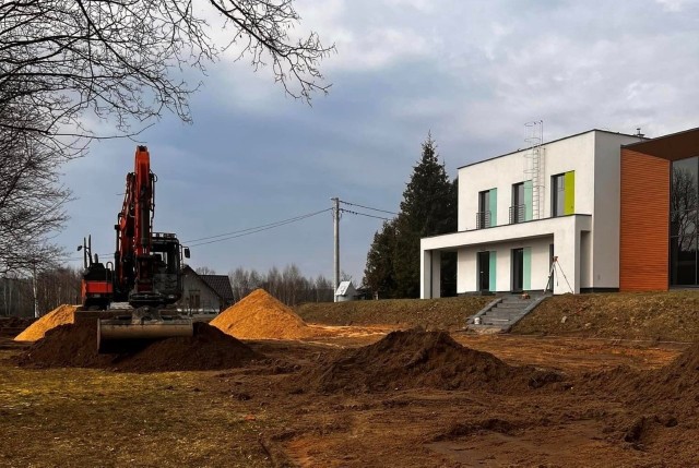 W sąsiedztwie Centrum Edukacji Ekologicznej w Widełkach w gminie Daleszyce powstaje boisko wielofunkcyjne, utwardzony zostanie też teren przy scenie plenerowej.