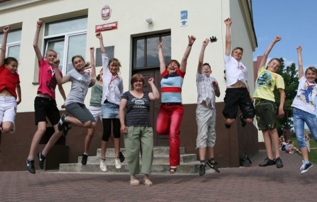 Tak cieszą się ze swojego wyniku uczniowie i nauczyciele Szkoły Podstawowej w Niestachowie.