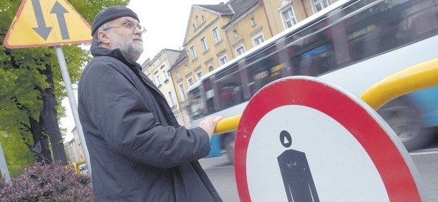 Michał Ślebioda przy ul. Wojska Polskiego w miejscu wypadku. Dzisiaj w ogóle nie ma tu przejścia, a to obok jest już oznakowane.