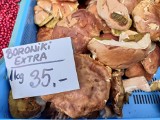 Ceny grzybów na targowisku w Katowicach. 28 zł za kilogram borowików, a 35 zł za kilogram kurek