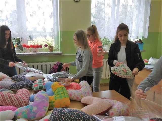 Efekt współpracy dzieci i młodzieży z Gostycyna, nauczycieli, rodziców i babć to setka własnoręcznie uszytych poduszek