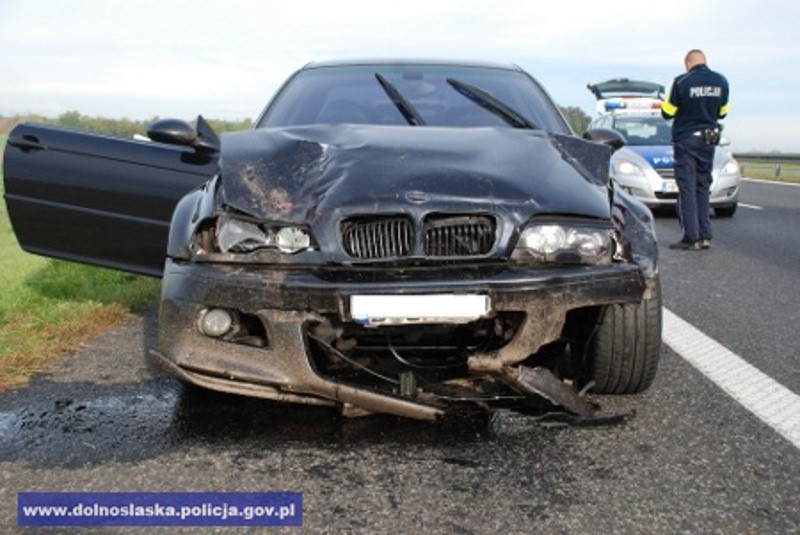 Areszt dla kierowcy BMW za wypadek, ucieczkę i nielegalne posiadanie broni (ZDJĘCIA)