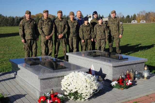 Żołnierze 3 Podkarpackiej Brygady Obrony Terytorialnej nie zapominają o tych po których spuściznę dziedziczą i o ciężarze tradycji, który mają nieść na swych barkach. W przededniu Dnia Wszystkich Świętych żołnierze w Rzeszowie, Nisku, Dębicy, Sanoku i Jarosławiu, czyli w miejscach stacjonowania batalionów 3 PBOT spotkali się wraz z uczniami klas mundurowych oraz swoimi rodzinami, by wspólnie objąć opieką groby i pomniki żołnierzy AK oraz podziemia niepodległościowego z okresu po 1945 r. Na zakończenie wspólnie złożyli kwiaty i zapalili znicze.Podkarpaccy terytorialsi w ten sposób oddają hołd tym, dzięki którym możemy dzisiaj żyć w wolnej Polsce. Żołnierze 3 PBOT zapewniają, że nie jest to jednorazowa inicjatywa. Opieka nad grobami zmarłych żołnierzy na stałe wpisze się w nasze działania. Ta piękna idea to nie tylko patriotyczny obowiązek, ale przede wszystkim chęć okazania szacunku oraz pragnienie, aby pamięć o zmarłych bohaterach tliła się w umysłach Polaków, jak te zapalone dzisiaj na ich grobach znicze.  zobacz też: Flesz