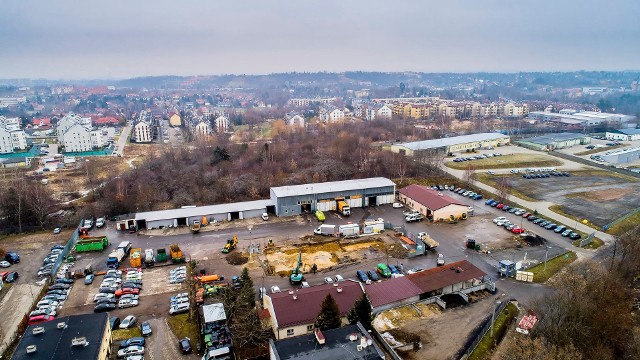 Nowoczesny Punkt Selektywnej Zbi&oacute;rki Odpad&oacute;w Komunalnych powstaje przy ul. Jedynaka 30 w Wieliczce. Inwestycja jest prowadzona z pomocą dotacji unijnej. Wartość rob&oacute;t przekroczy 2,3 mln zł