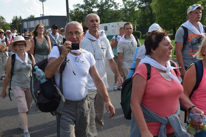 Trwa 73. Piesza Rybnicka Pielgrzymka na Jasną Górę. 2...