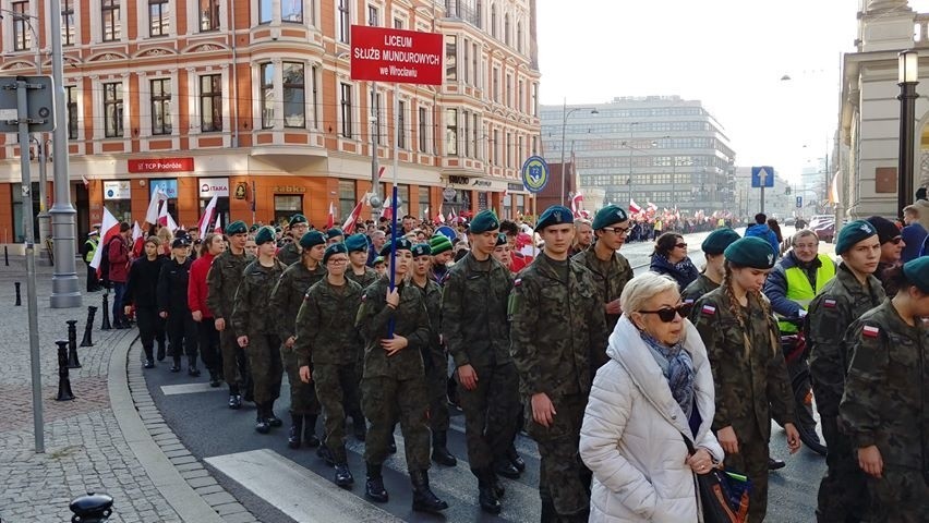 Radosna Parada Niepodległości przeszła przez Wrocław [ZDJĘCIA]