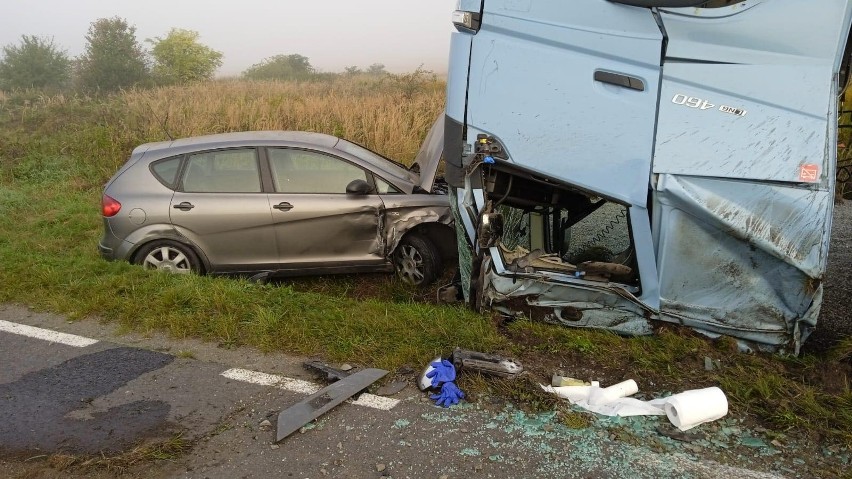Wypadek pod Wrocławiem. Auto osobowe zahaczyło ciężarówkę....