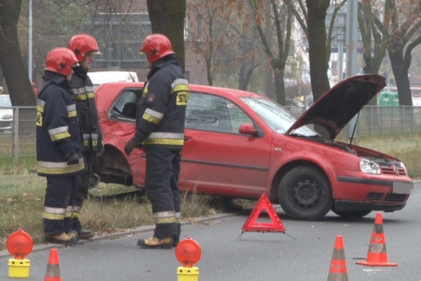 Wypadek na ul. Dąbrowskiego. Kierowca wjechał w drzewo (galeria, wideo)