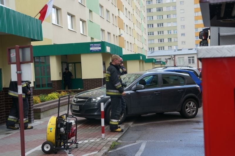 Na klatkę wydobywały się kłęby czarnego dymu.